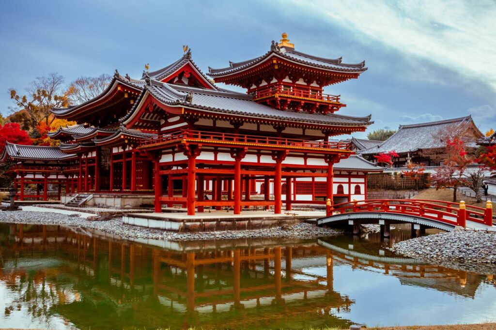 Guida Italiano In Giappone Stunning view of Byodo-in Temple reflecting in water, Uji, Japan.