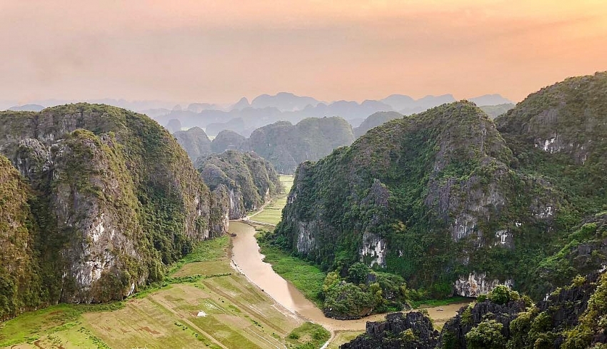 Ninh Binh Vietnam hang mua the glamorous queen of trang an